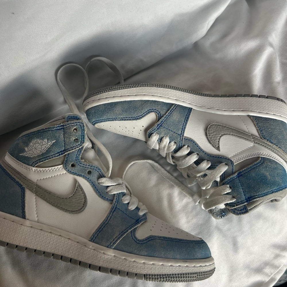 Air Jordan 1 hyper royals